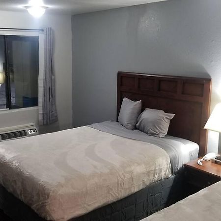 Hotel 2 Queens Beds Hotel Room 127 Stillwater Bagian luar foto