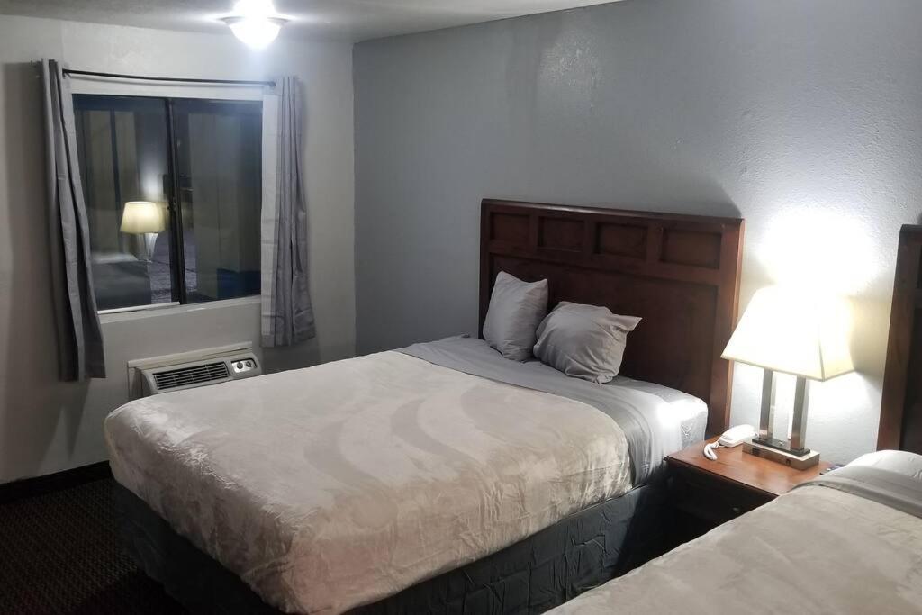 Hotel 2 Queens Beds Hotel Room 127 Stillwater Bagian luar foto