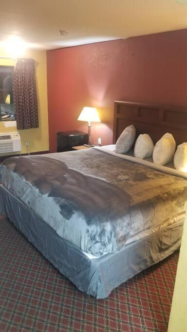 Hotel 2 Queens Beds Hotel Room 127 Stillwater Bagian luar foto